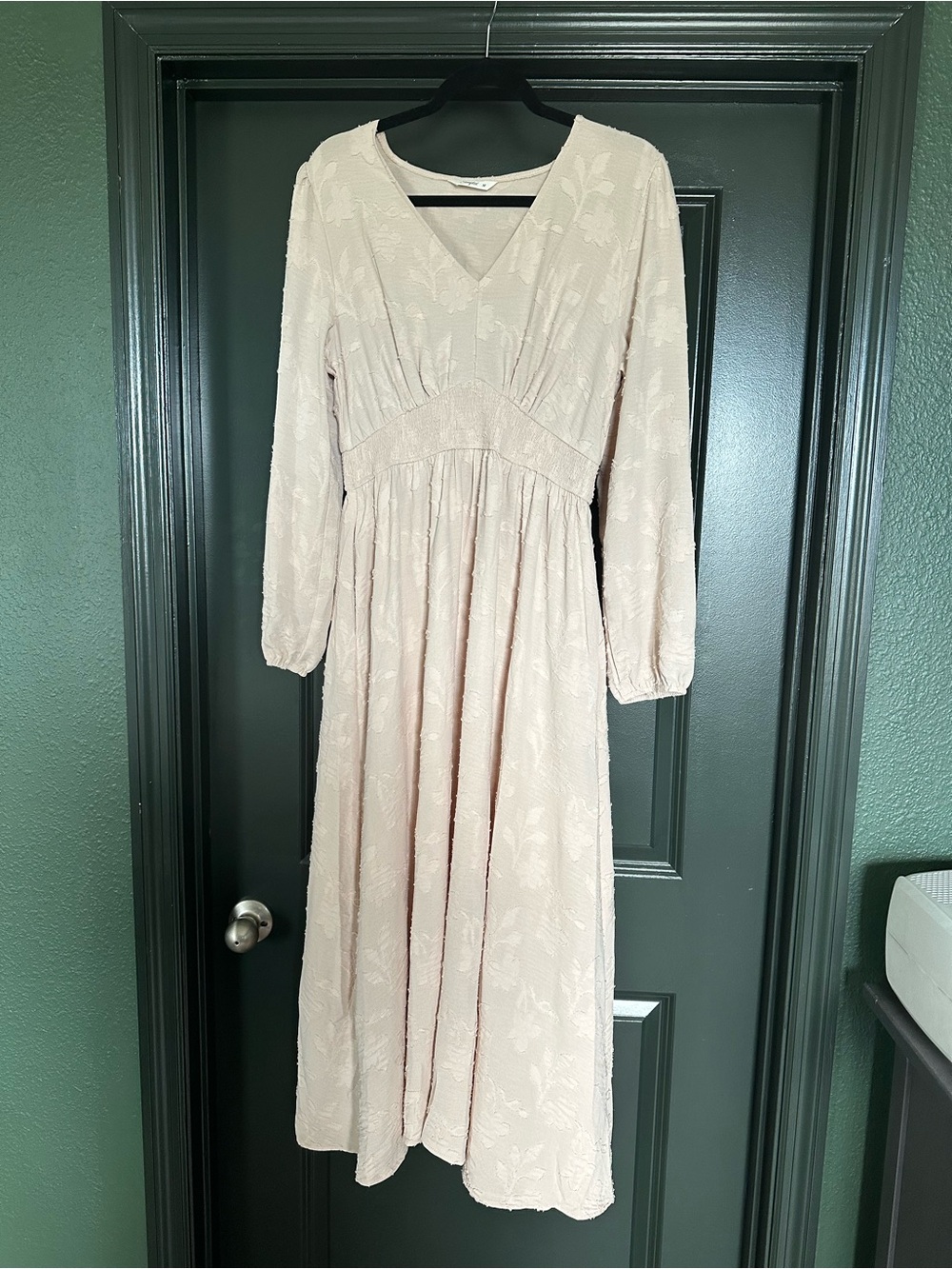 Simplee Cream V‑Neck Long Sleeve Maxi Dress